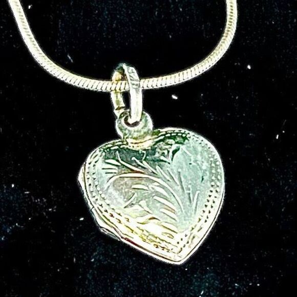 IB# Beautiful Dainty Heart Locket Necklace - Picture 6 of 11